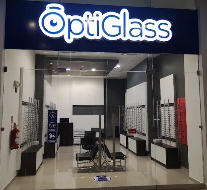 Fachada de OptiGlass Westland, optica en Westland, Panama